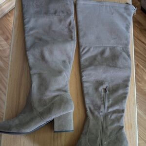 Stylish Taupe Knee-High Women's Boots. Size eu40
